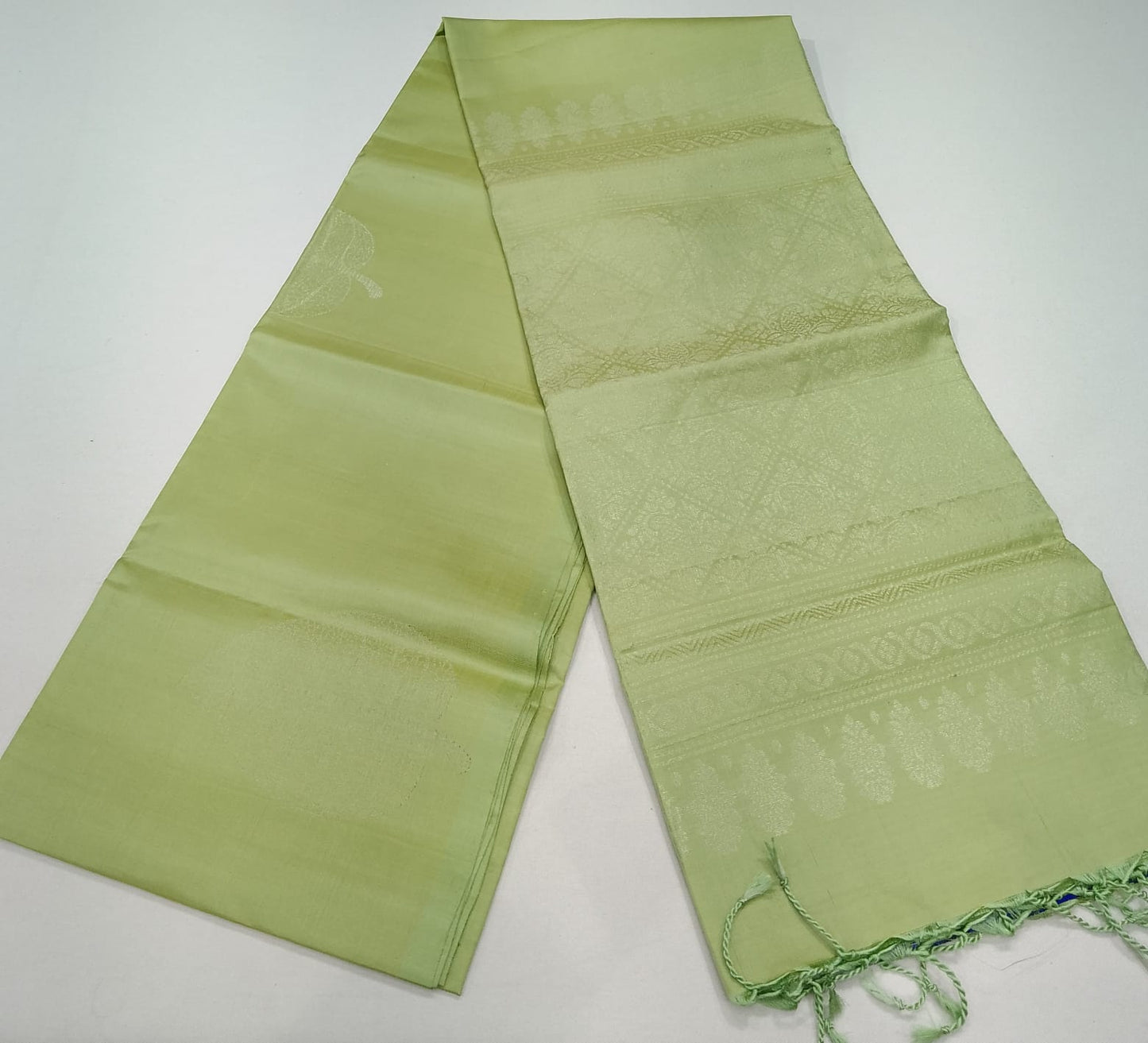 Pure Handloom Borderless Soft Silk Saree – Pistachio Green Elegance