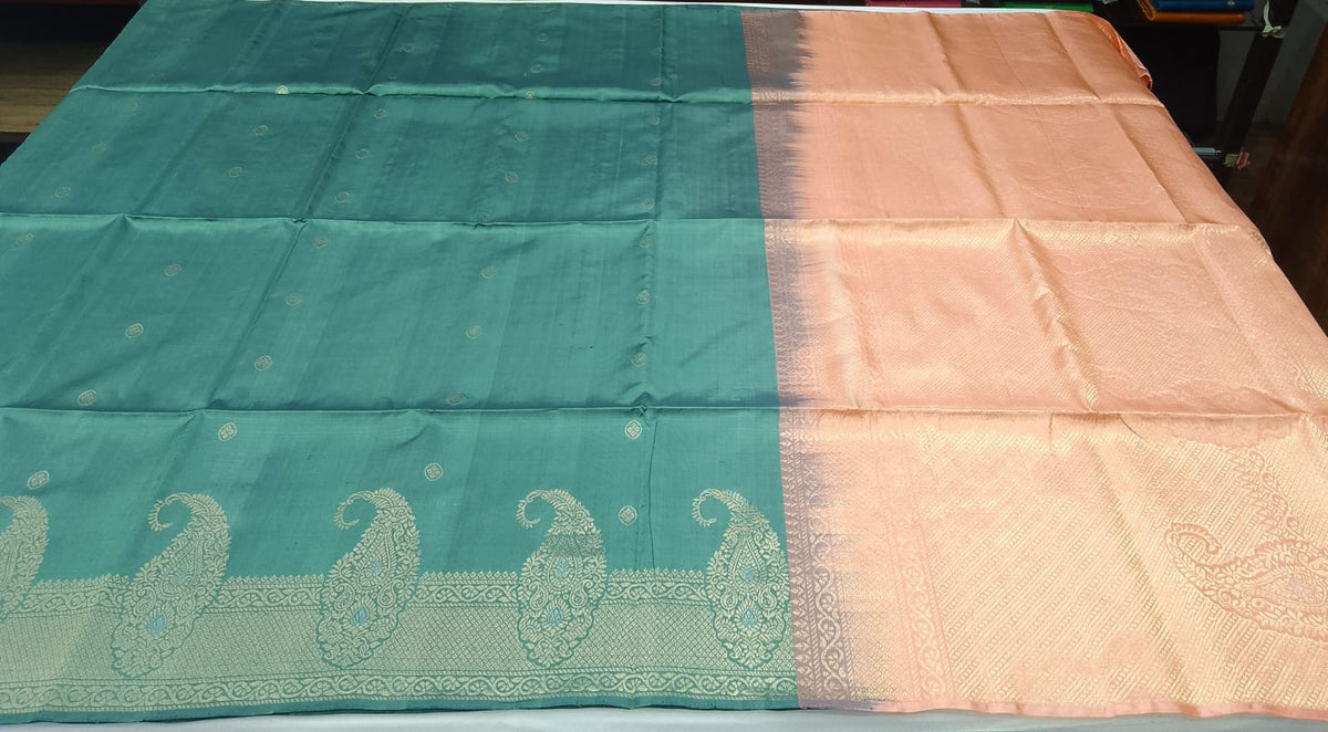 Pure Handloom Soft Silk Saree – Emerald Green with Antique Peach Gold Zari Border & Designer Pallu